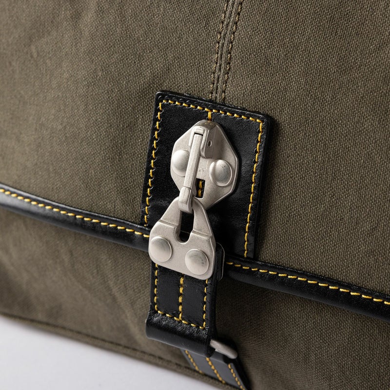 開口部ヒコーキナスカン（カーキ）