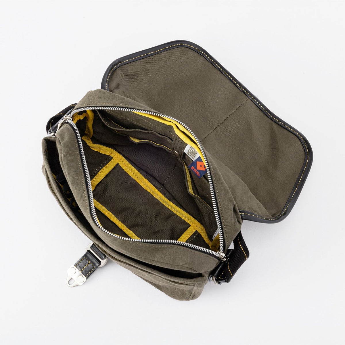 内装（ブラックカーキ）